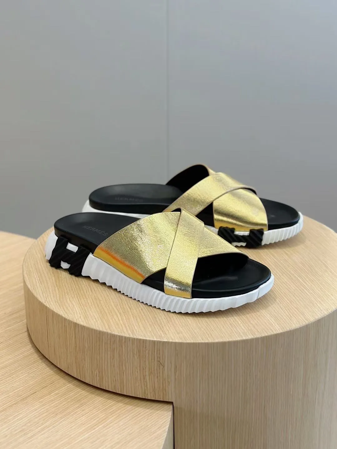 [HERMÈS] Top men's shoes 💰: 340💰 Size: 39-44 (38.45 46 custom-made) Herme*H Home Hermès Men's Sandals and Slippers - Original Replica Purchase the original version and make it one to one, the outsole is privately modeled, and the outsole color corresponding to each color is the same as the original version. Come to those who know the stuff 💪 The ultra-light soles are designed in contrasting colors, and they feel so comfortable on your feet! Calfskin, cowhide feet, private mold outsole.